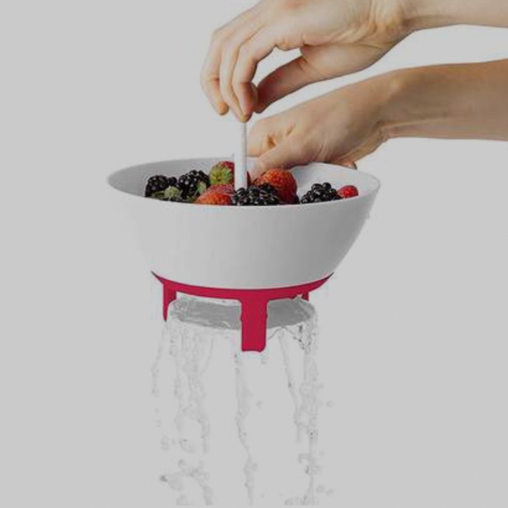 BRAMBLE RINSE AND CARRY BERRY BASKET